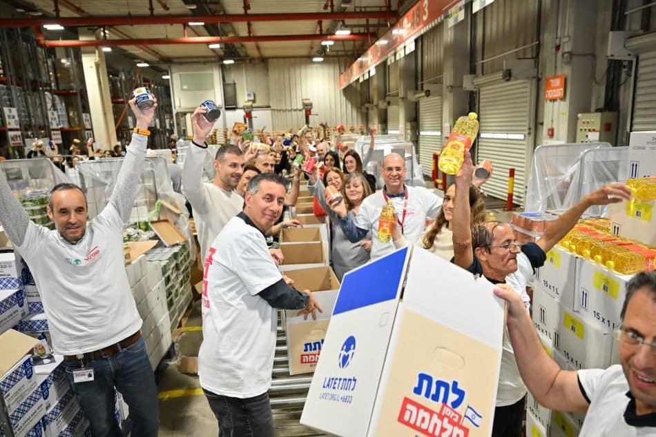 אלפי חבילות מזון הוכנו בשופרסל ראשון לציון עבור משפחות נזקקות