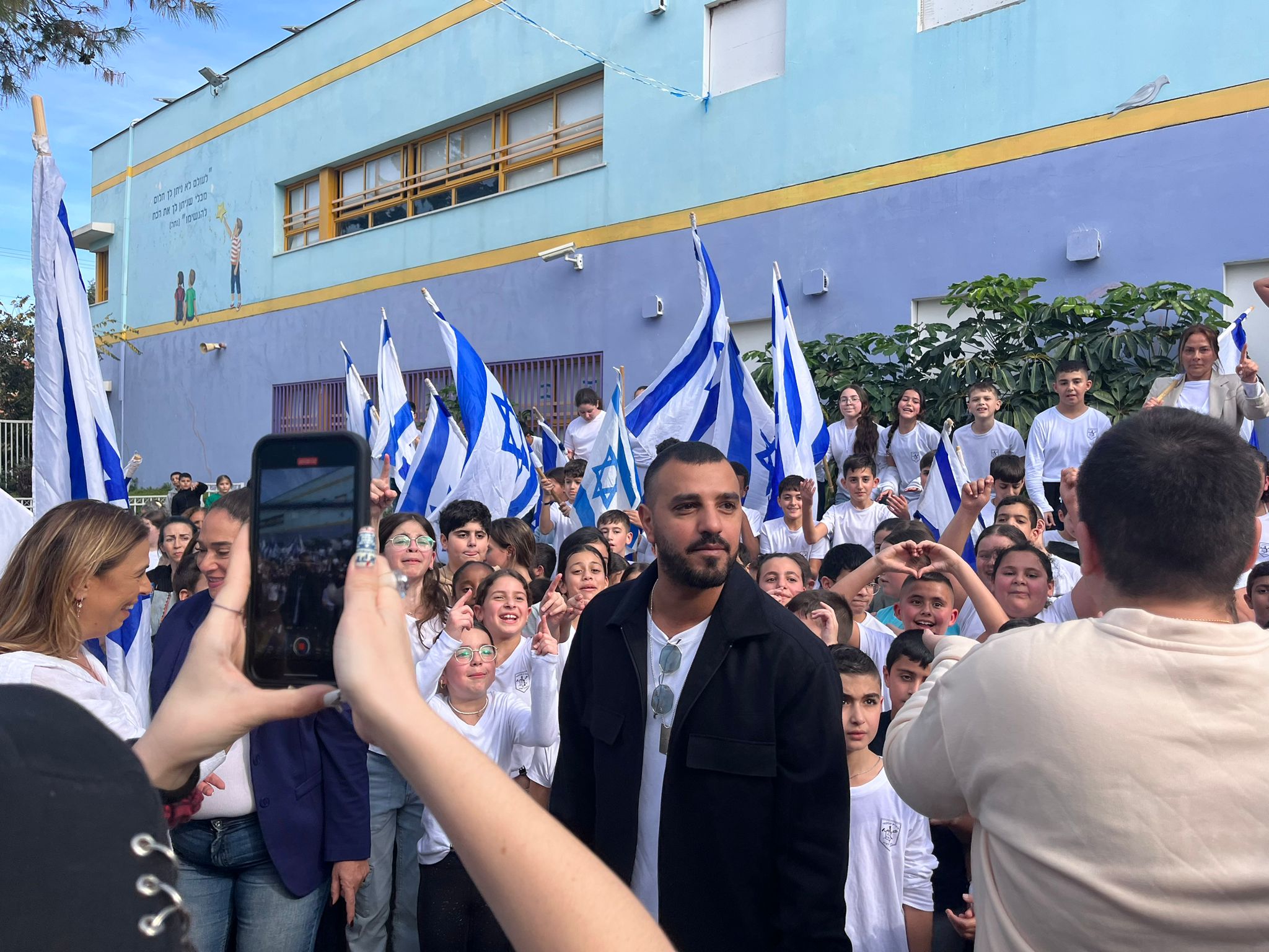 מרגש: איתי לוי ואושיות רשת הפתיעו את תלמידי בית ספר רמז