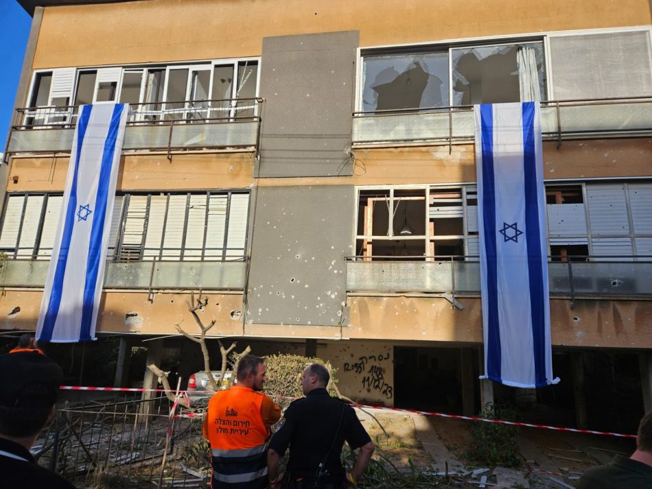 דגלי ישראל הונפו על הבניין שנפגע מרקטה בחולון