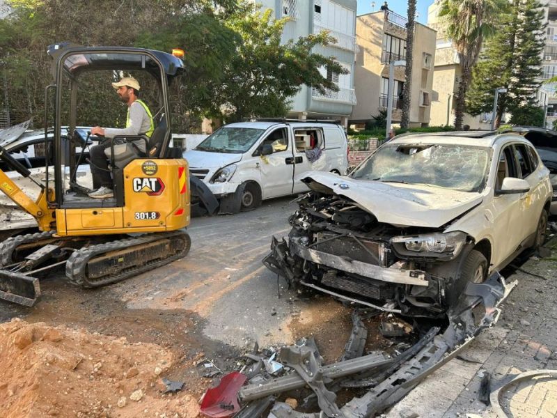 עובדי עיריית חולון מטפלים בנזקי הרקטה