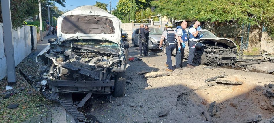 בעקבות נפילת הרקטה בחולון, נבדקה סכנת קריסה לאחד הבניינים