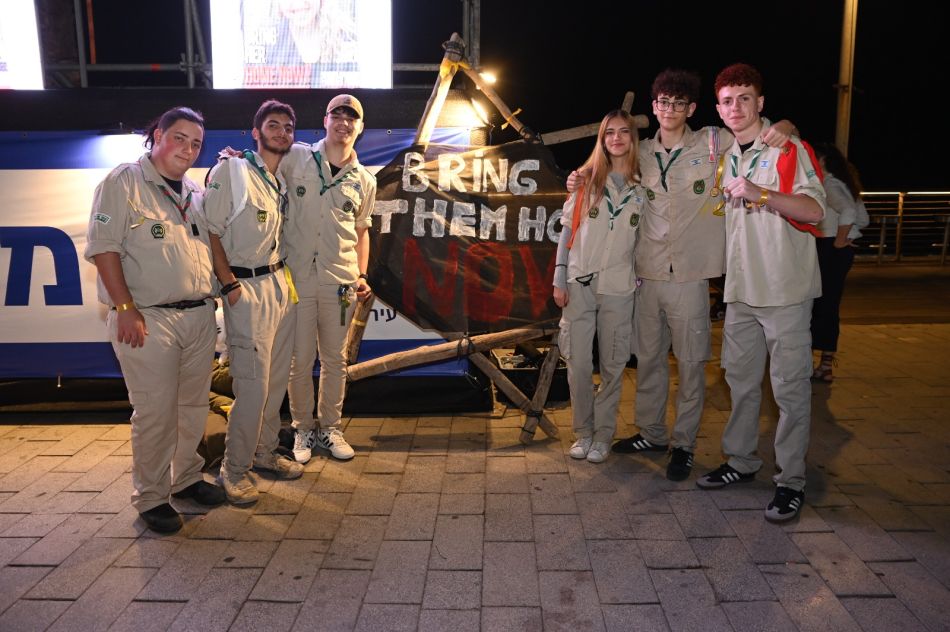 נר חנוכה ונרות זיכרון בחנוכיית הענק של בת ים