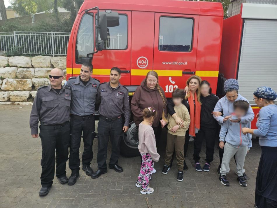 לוחמי האש חילקו סופגניות בבית הספר המיוחד בחולון