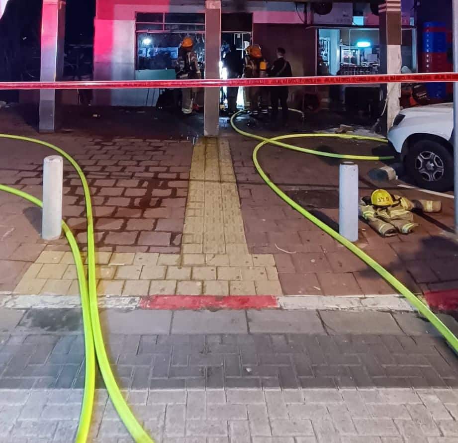 באישון לילה: שריפה בחנות בעיר