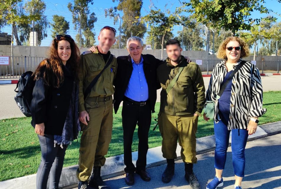 פרופסור אדוארד יעקובוב, עם הסטודנטים המילואימניקים. צילום: HIT חולון