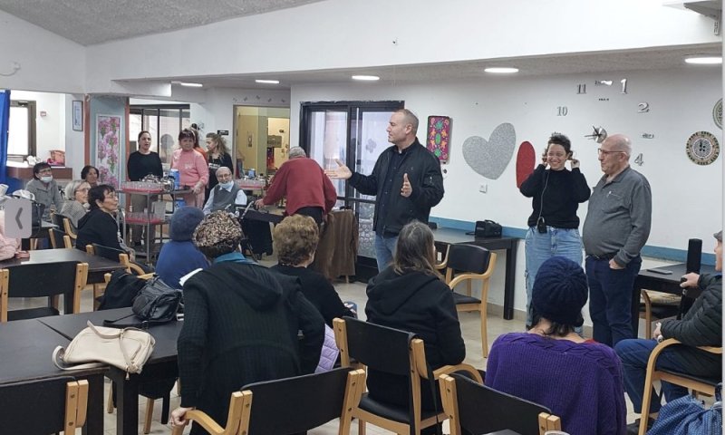 ראש העיר מתן דיל סייר במרכז יום לבני הגיל השלישי בעיר 