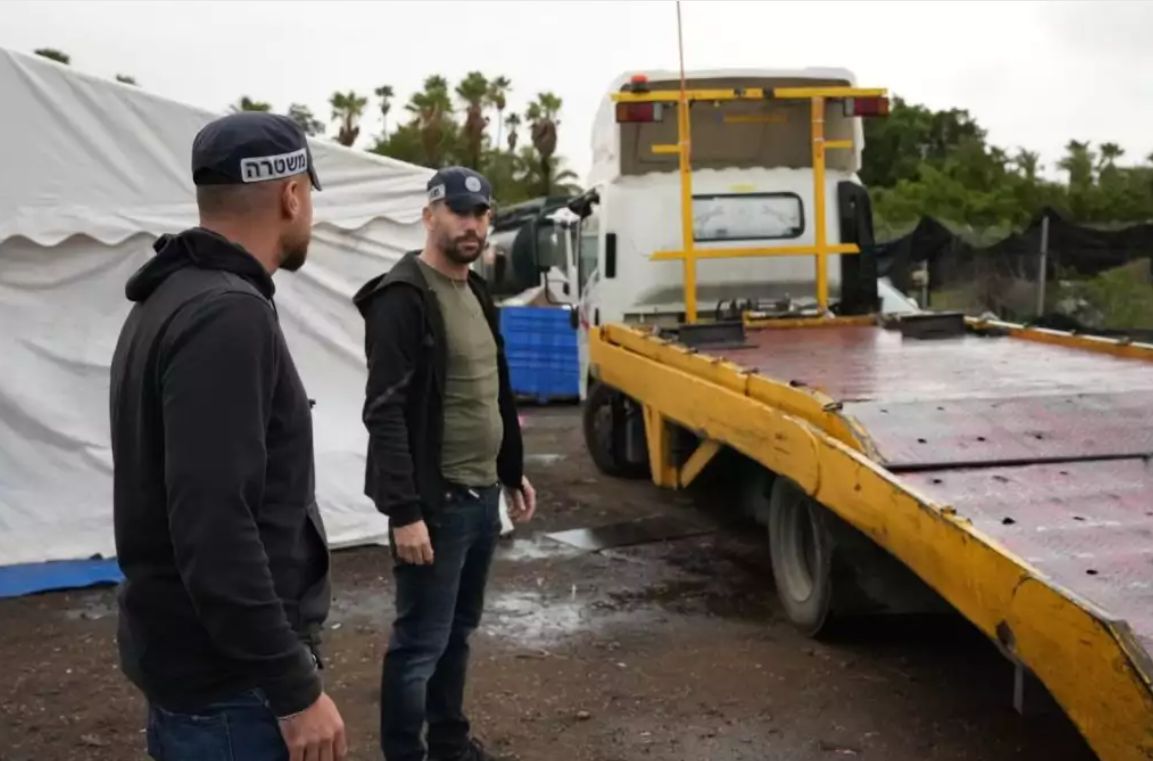 אחת ממשאיות הגרר שנתפסו. צילום: דוברות משטרת ישראל