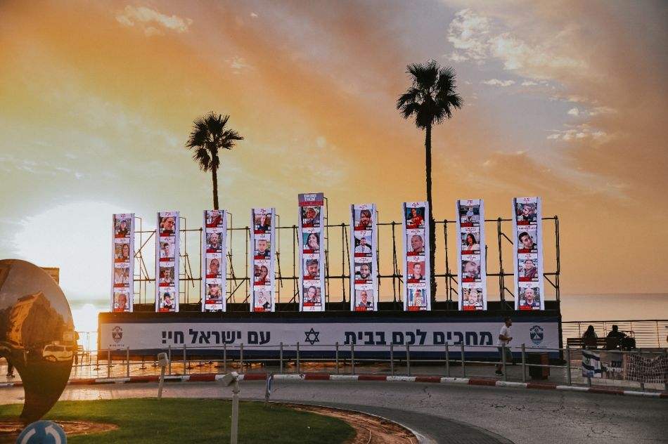 חנוכיית ענק עם תמונות החטופים תוצג בבת ים