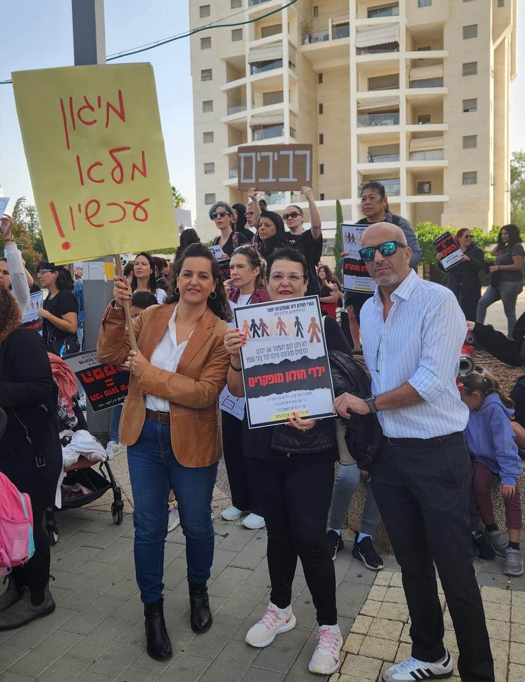 ״רוצים מיגון״: כ- 100 הורים הפגינו מול משרדי העירייה, ראש העיר, לא מצמץ
