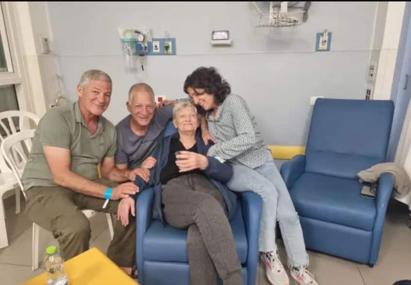 יפה אדר עם משפחתה בבית החולים וולפסון. צילום: רשתות חברתיות, לפי שימוש לפי סעיף 27 א')