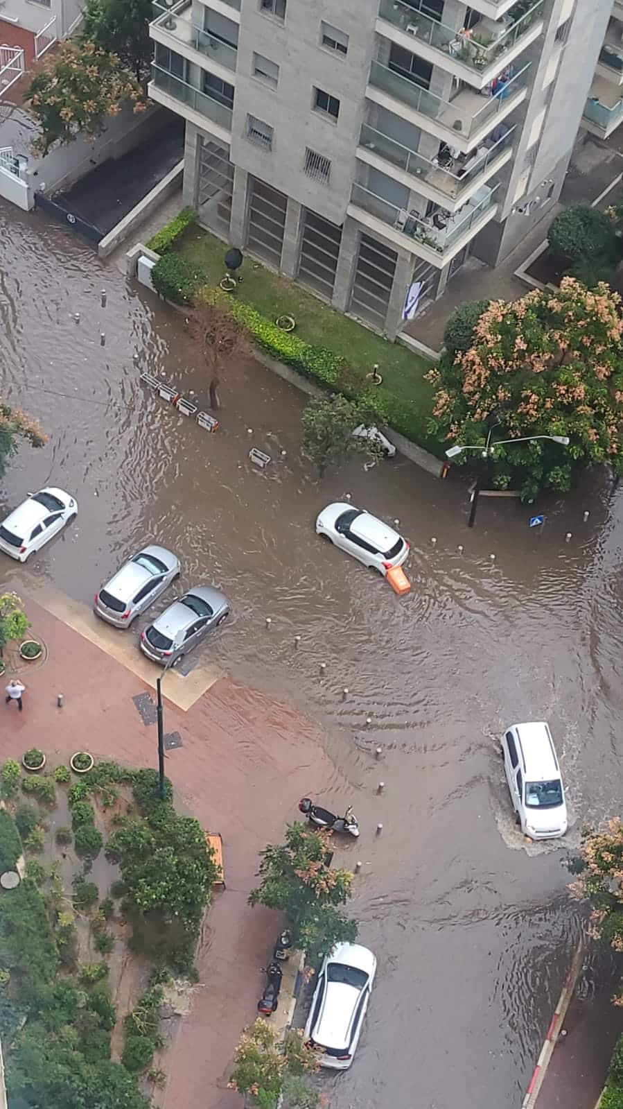 צפו: הגשם הגיע ואיתו ההצפות ברמת גן
