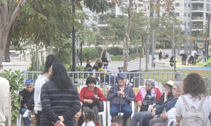 ט״ו בשבט בקהילה: סבים, סבתות וילדים שתלו יחד בגינות רחובות