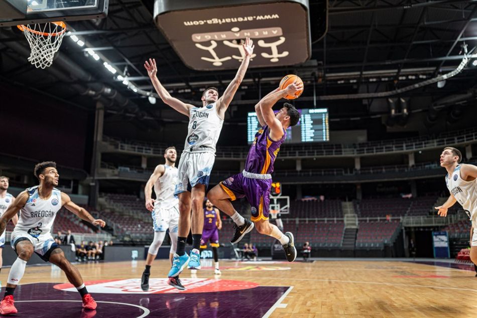ניב משגב מרחף בריגה- צילום: FIBA BASKETBALL