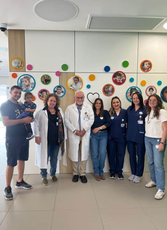 המטופל הראשון רפאל חונן ואביו יחד עם צוות המרפאה.            מימין לשמאל : ד״ר גליה רבן, מריאנה גנשפט אחות אחראית אשפוז יום, אינסה חיאייב אחות אשפוז יום ילדים, מירב אלקיים מזכירת אשפוז יום, פרופ׳ אילן דלאל מנהל אגף הילדים, ד״ר טל בן ארי מנהלת יחידת א