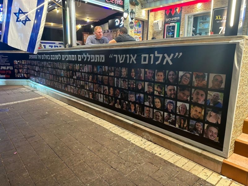 מיצג ענק למען החטופים וחיילי צה"ל בפיצה פפה דפוליס בחולון