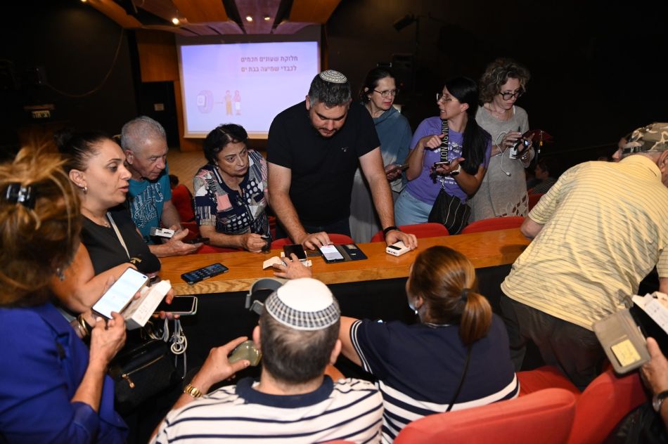 חולקו שעונים חכמים לתושבי בת ים כבדי שמיעה