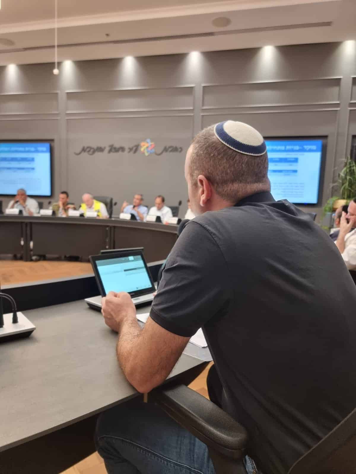 עיריית רחובות מציגה: איצטדיון במקום ממ״דים ואי הרחבת כיתות הכוננות