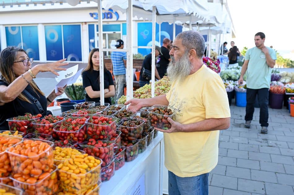 אלפי תושבים הגיעו לתמוך בחקלאי הדרום והצפון בשוק כחול לבן שנערך בבת ים