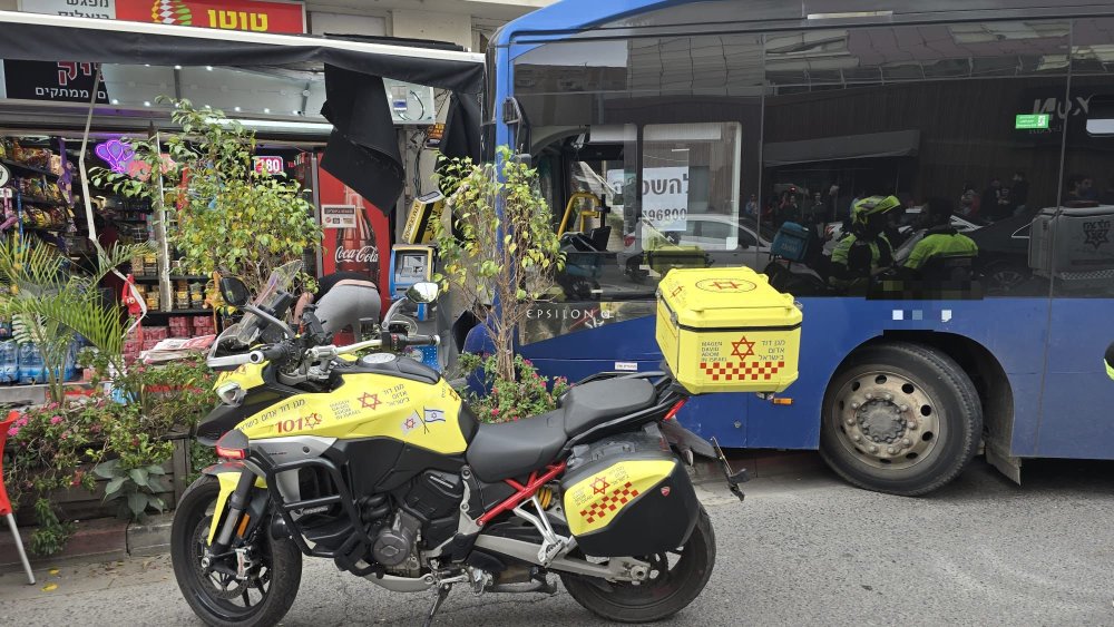 אוטובוס התנגש בבניין ברמת גן: אישה במצב אנוש, 9 פצועים נוספים פונו לבתי חולים