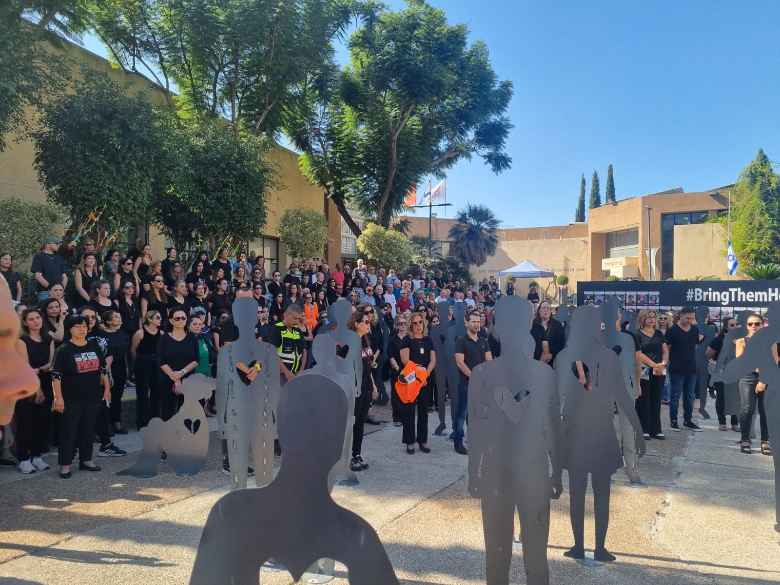 נס ציונה: חודש למלחמה עם לבבות החטופים