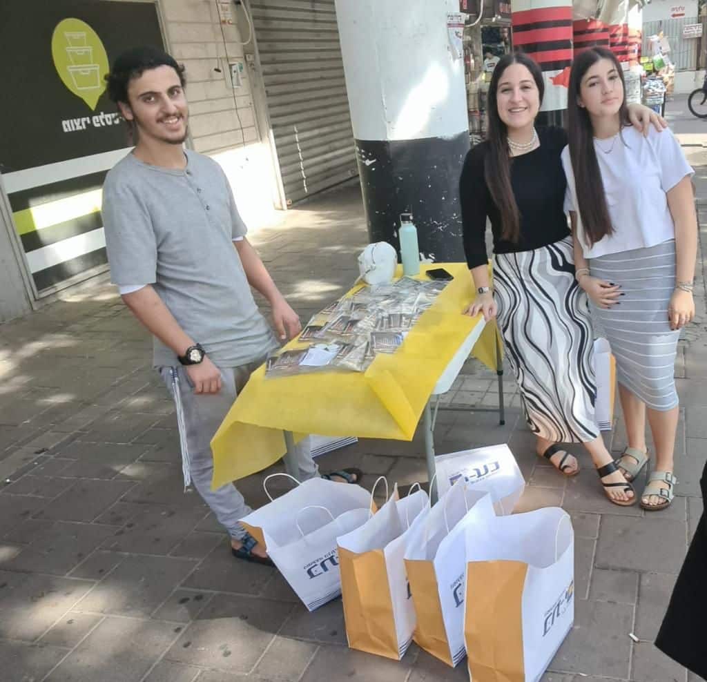 המועצה הדתית בת ים עם ערכת הדלקת נרות שבת לזכר הנרצחים