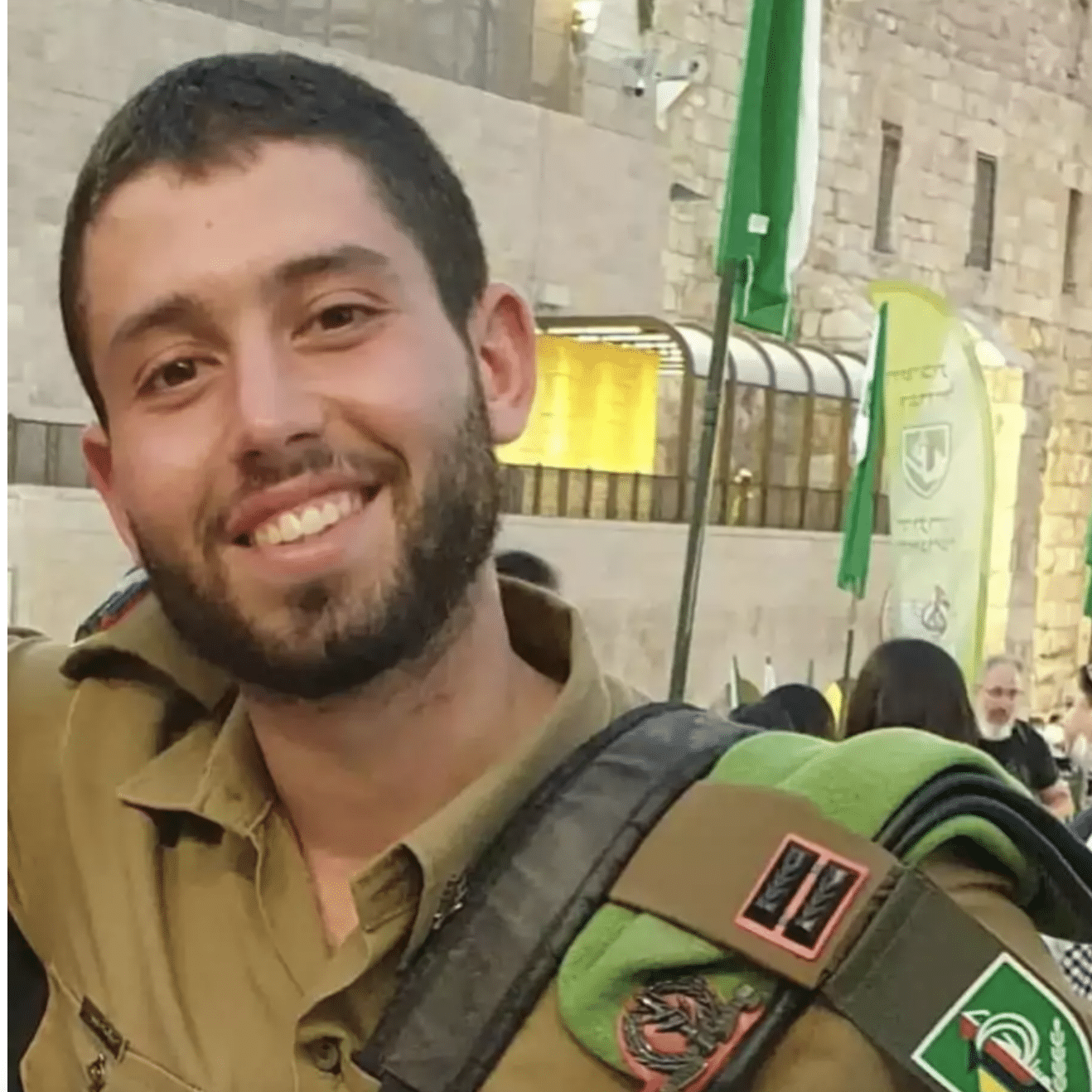 צפו: תושבי רמת גן חולקים כבוד אחרון לסרן יובל זילבר