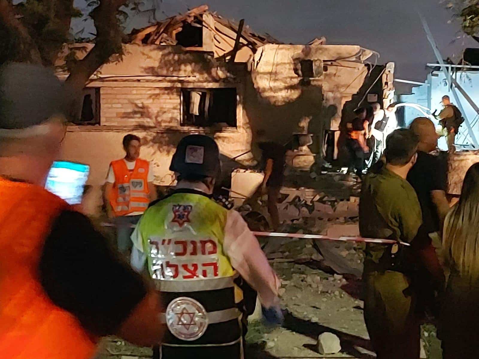 צפו: הבית נהרס בפגיעה ישירה, הזוג ניצל הודות ליישום ההנחיות