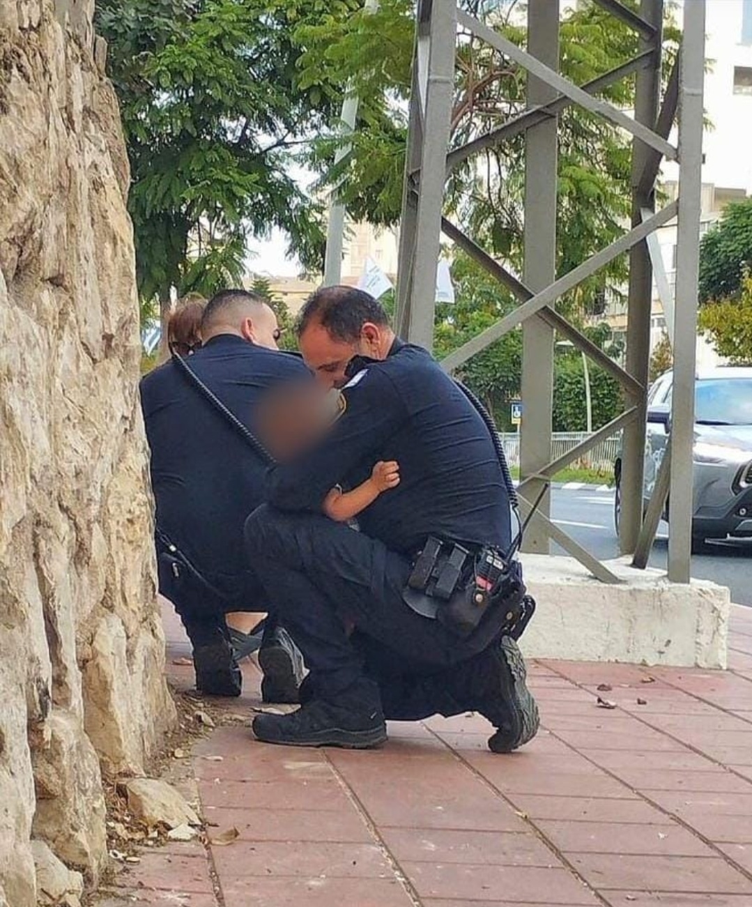 צפו: השוטרים הגנו על אם ובנה בעת אזעקות