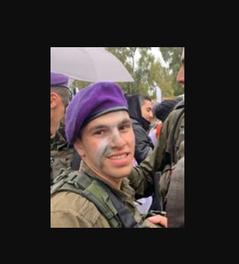 רפאל, אביו של שי ארווס ז"ל- מחולון, ישיא משואה ביום העצמאות