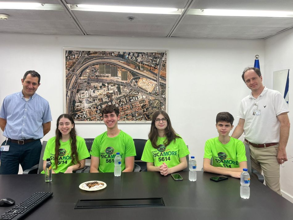 בתמונה מימין לשמאל : ד״ר ירון חיימוביץ׳ סגן מנהל אורתופדיה בוולפסון, ילדי נבחרת הרובוטיקה וסמנכ״ל וולפסון&nbsp;ד״ר&nbsp;אמיר&nbsp;נוטמן. צילום: דוברות וולפסון