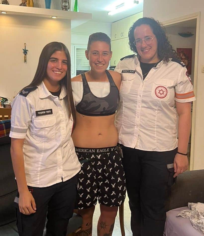 נעמה גל יחד עם פראמדיקית מד"א נעם ויסבוך וחובשת רפואת חירום במד"א&nbsp;נועה&nbsp;שמעוני. צילום: דוברות מד"א