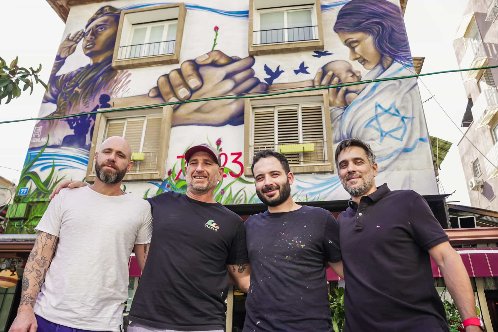 בעלי הבר האחים עין שי עם האמן ארד לוי ומנהל הפרוייקט אלעד מזמר צילום: אולג "בלזה"
