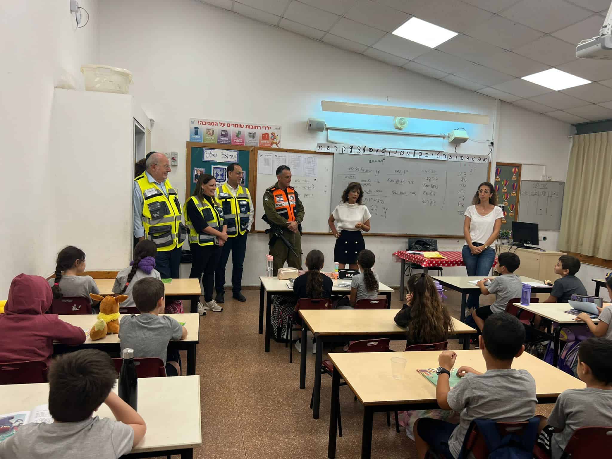 &rlm;הבוקר: סיור בין מוסדות החינוך בעיר עם מפקד מחוז המרכז וירושלים של פיקוד העורף