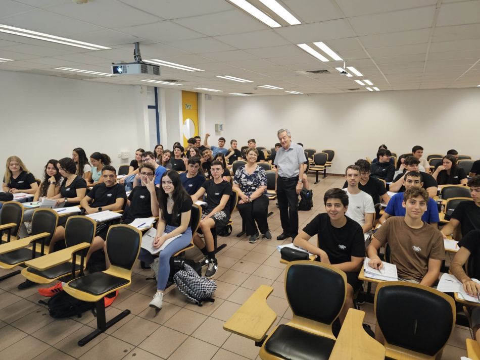 תלמידי אורט חולון תחת קורת גגו של המכון הטכנולוגי. צילום:  HIT חולון