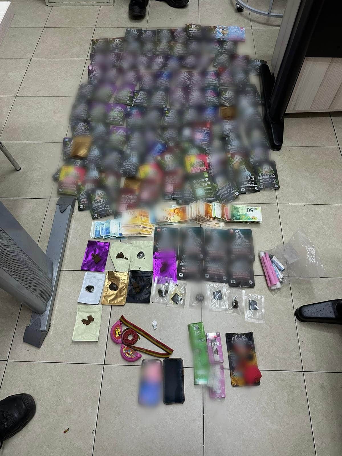החשד: נסע עם מאות גרמים של חומרים החשודים כסם