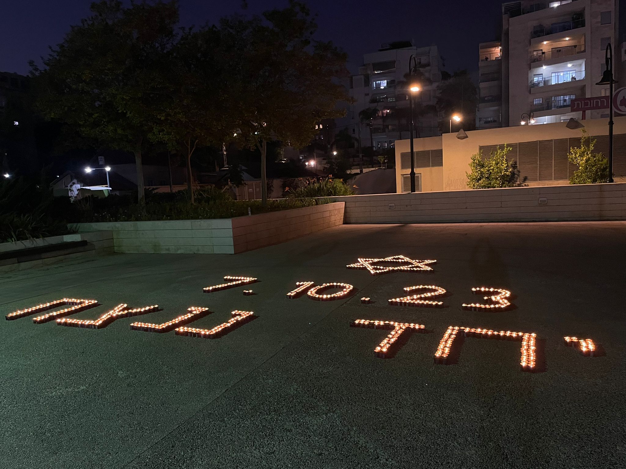 נציגי תנועות הנוער ברחובות הערב: הדליקו למעלה מ- 1000 נרות במיצג יזכור ענק והפריחו בלוני כחול לבן