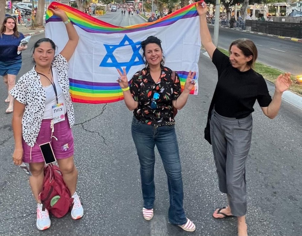 "אם גאווה, אז עד הסוף": חברות המועצה מחלקות דגלי גאווה חינם וקוראות לנראות ציבורית רחבה