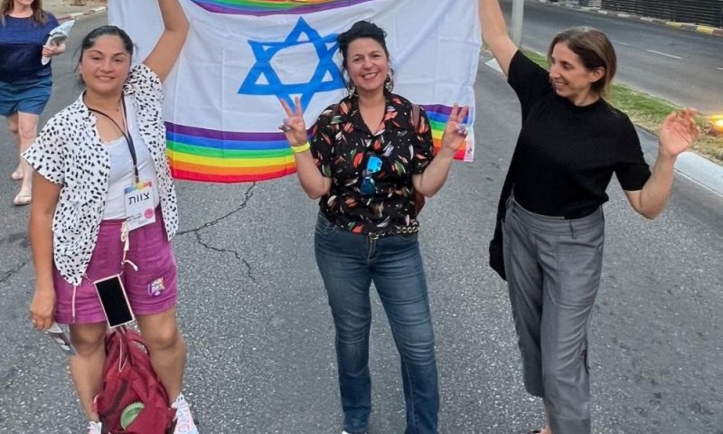 "אם גאווה, אז עד הסוף": חברות המועצה מחלקות דגלי גאווה חינם וקוראות לנראות ציבורית רחבה