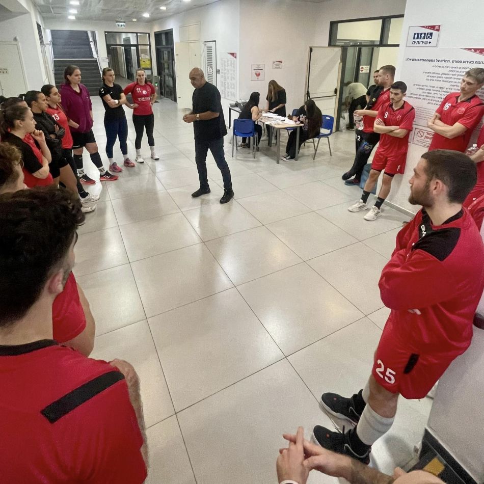 שחקני הפועל ראשון לציון למען האוכלוסיה המבוגרת בעיר
