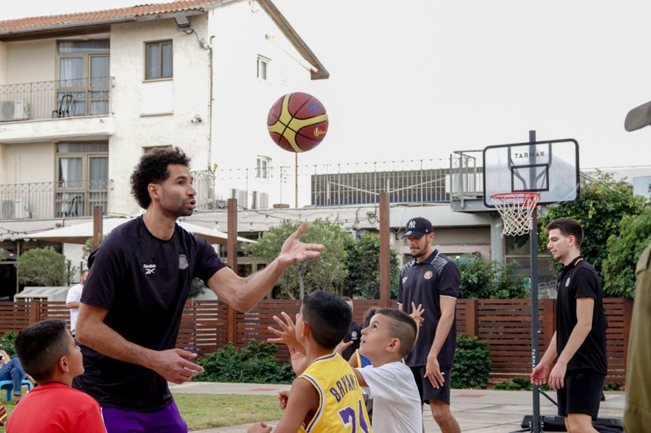 שחקני ואוהדי הפועל חולון הגיעו לשמח את ילדי העוטף וחיילי צה"ל