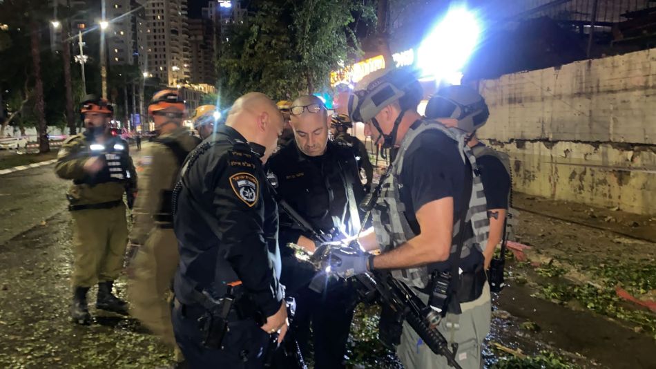 שוטרים בזירת הנפילה- צילום: דוברות משטרת ישראל