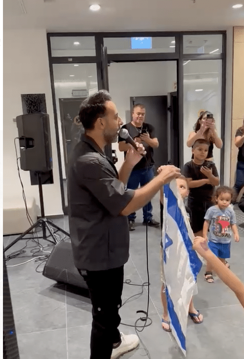 צפו: דודו אהרון משפחות וילדי עוטף עזה בקבלת שבת מיוחדת עם דגלי ישראל