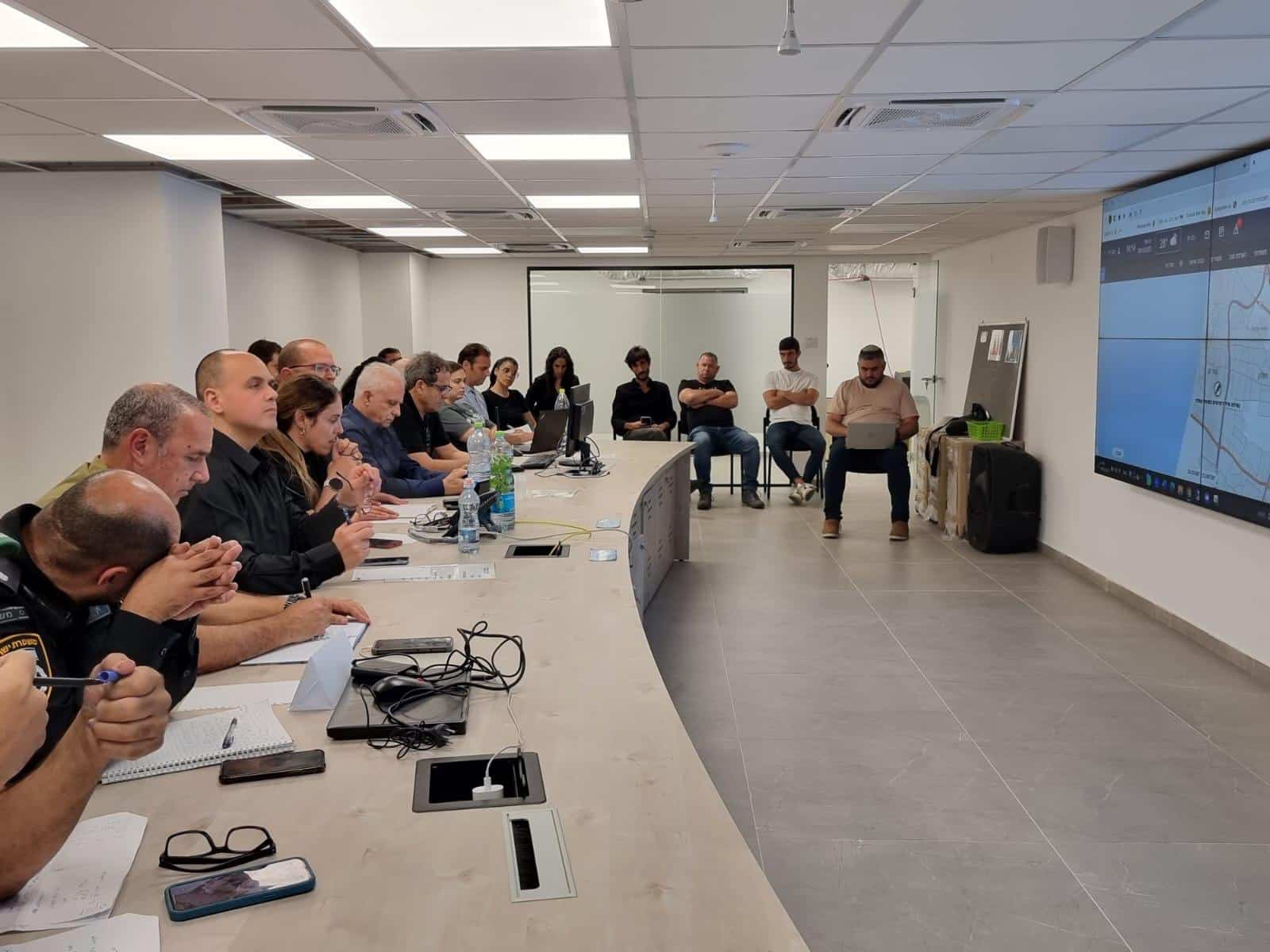 חרבות ברזל: בת ים מתגייסת למען חיילי צה"ל