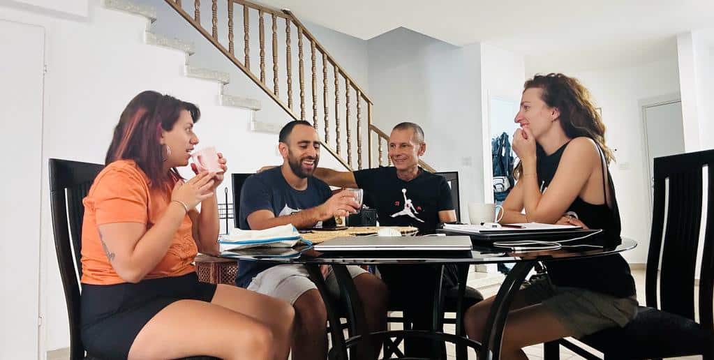 בתמונה:ניסן וסבטה רעייתו מארחים זוג מהדרום 