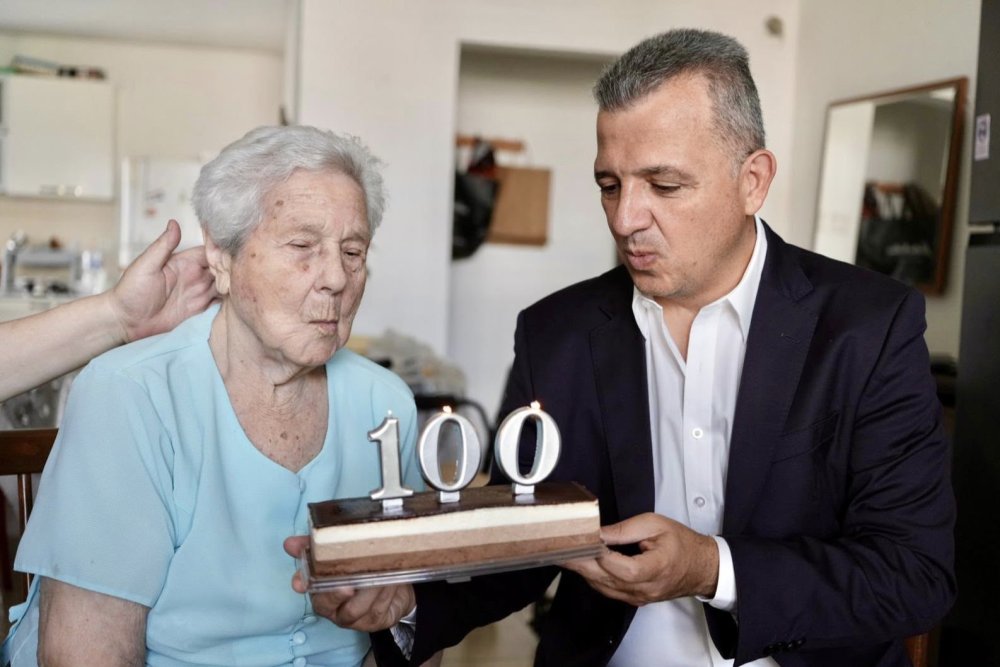 חוגגת מאה שנים: ראש עיריית רמת גן הגיע לברך את סימה קוגן בביתה