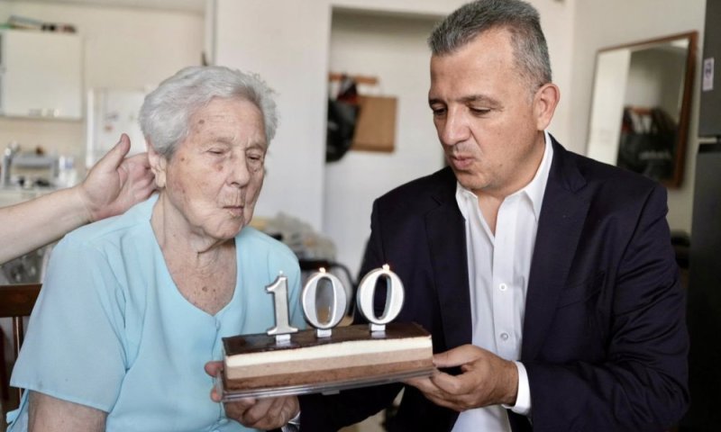 חוגגת מאה שנים: ראש עיריית רמת גן הגיע לברך את סימה קוגן בביתה