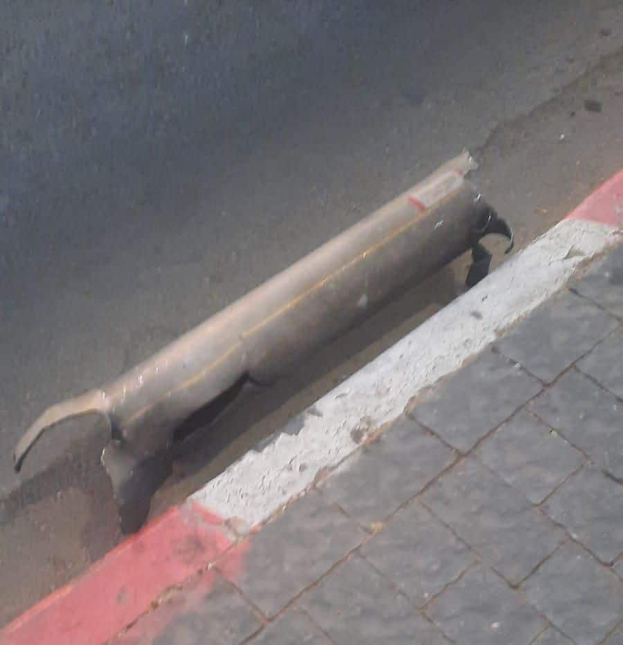 רסיס רקטה שנפל בבת ים- צילום: דוברות עיריית בת ים