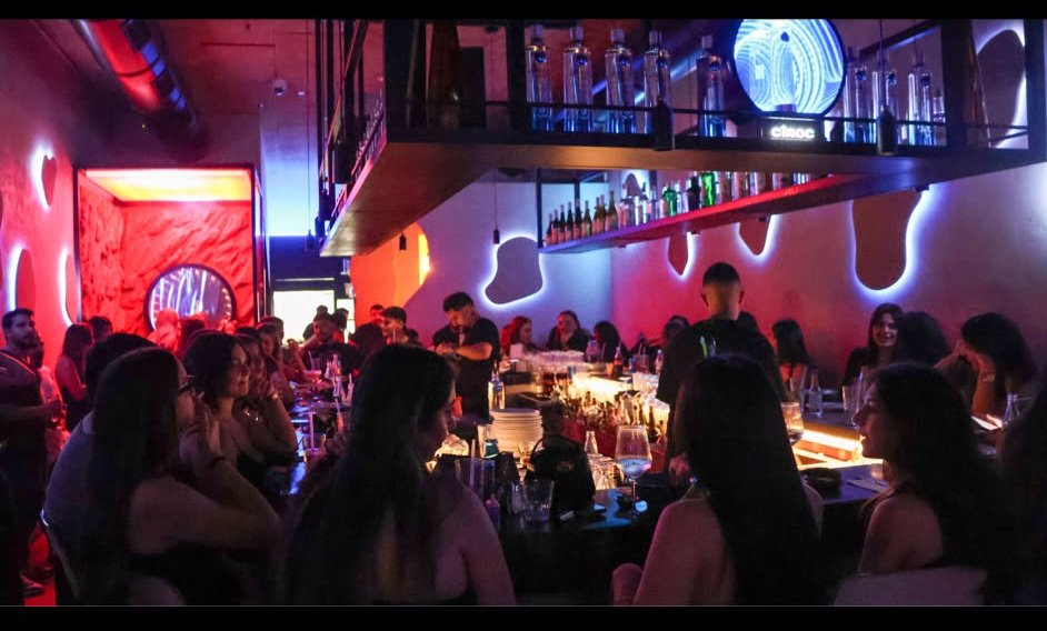 המפלצת מהאגם חוגגת עשור: המיתולוגיה של Nessi Bar פוגשת את הטאבון והקלאבינג