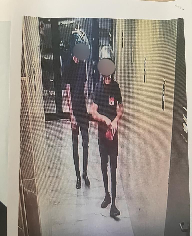 צפו בתיעוד: השוטרים עצרו שני חשודים מיד לאחר שביצעו שוד בדירה של נשים העוסקות בזנות ברמת גן