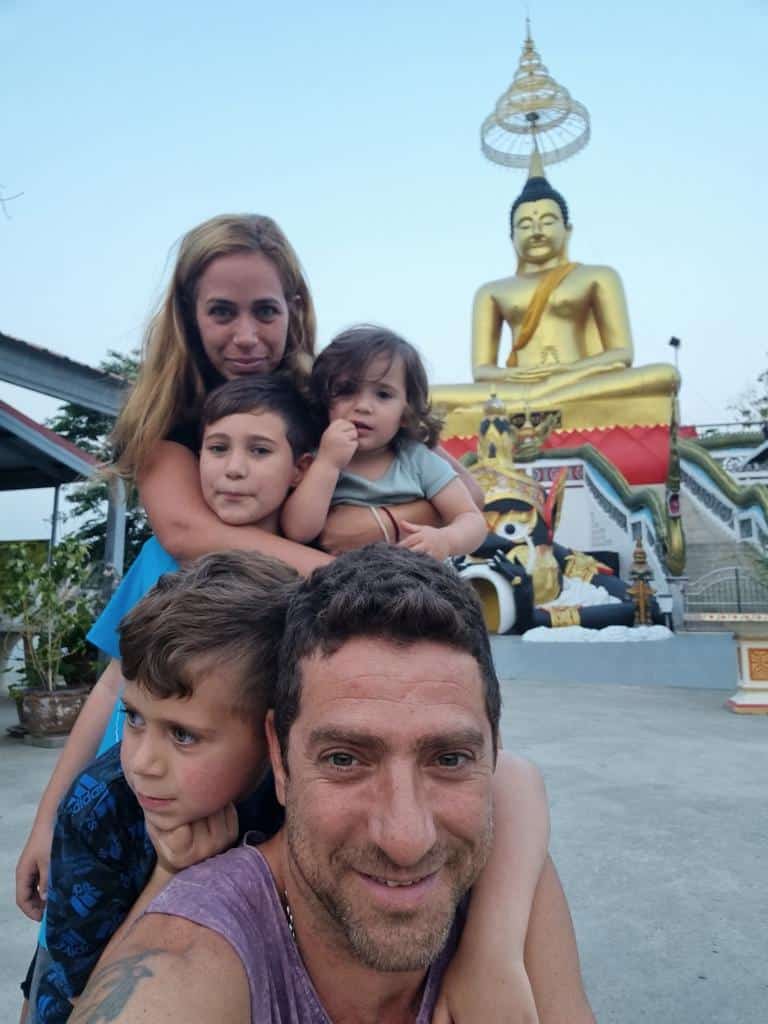 הקומיקאי משה אשכנזי מציג: אנחנו (לא) נשארים בארץ